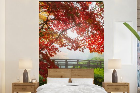 Behang - Fotobehang Japanse esdoorn - Bomen - Brug - Natuur - Japans - Breedte 200 cm x hoogte 300 cm