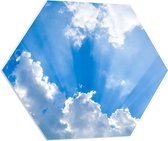 PVC Schuimplaat Hexagon - Zonnestralen Vanuti Zomerse Wolken - 70x60.9 cm Foto op Hexagon (Met Ophangsysteem)