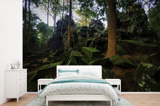 Behang - Fotobehang Overwoekerde tempel in Angkor Wat - Breedte 390 cm x hoogte 260 cm