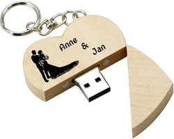 Hout hart usb stick met naam of tekst bedrukken