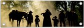 Tuinposter – Familie Cowboys met Paarden in het Bos - 60x20 cm Foto op Tuinposter (wanddecoratie voor buiten en binnen)