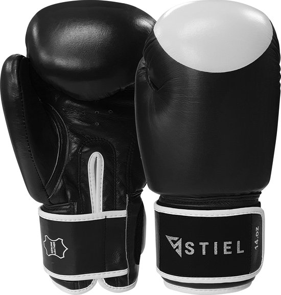 Twee zwarte bokshandschoenen met witte top, 'STİEL' logo en 14 oz. opdruk.