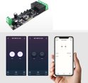 Printplaat met 2 relais, boven een smartphone met 'WiFi Switch 2CH' app en planningsinterface.