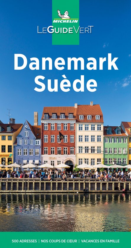 MICHELIN Le Guide Vert Danemark Suède. Bâtiments colorés le long d'un cours d'eau avec des gens en terrasse.