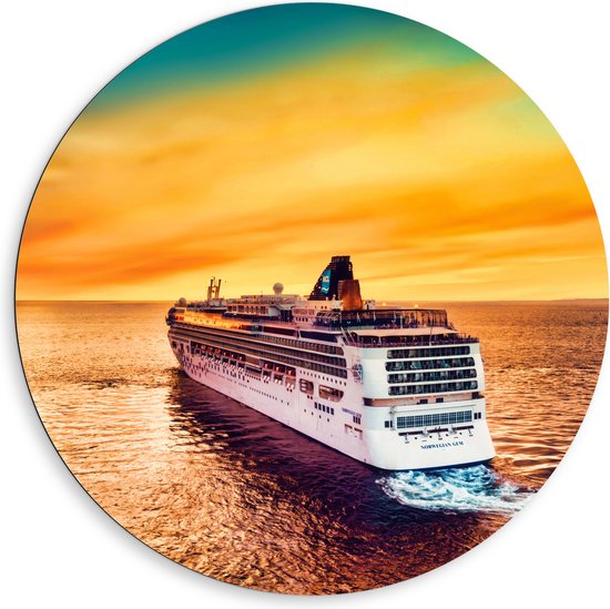 WallClassics - Dibond Muurcirkel - Cruise op Zee met groen gele Lucht - 80x80 cm Foto op Aluminium Muurcirkel (met ophangsysteem)