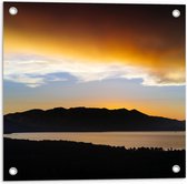 WallClassics - Tuinposter – Zon verdwijnend achter Berg onder Oranje Lucht - 50x50 cm Foto op Tuinposter (wanddecoratie voor buiten en binnen)