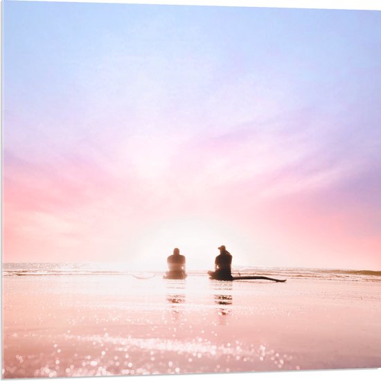 WallClassics - Acrylglas - Duo zittend aan het Water op het Strand bij Pastellucht - 80x80 cm Foto op Acrylglas (Met Ophangsysteem)