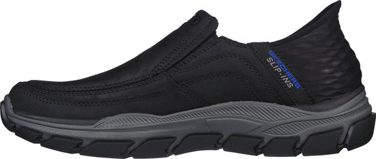 Zwarte Skechers slip-on sneaker met grijze zool en blauwe 'Slip-ins' tekst op de zijkant.