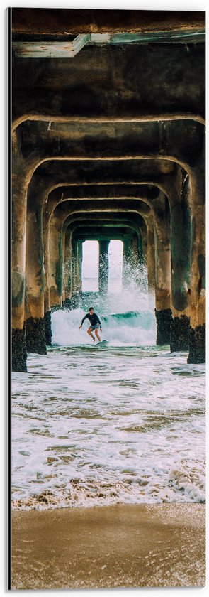 Dibond - Surfer onder de Pier - 20x60 cm Foto op Aluminium (Wanddecoratie van metaal)