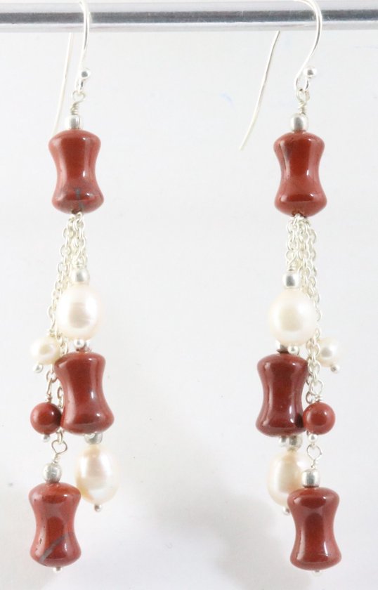Lange zilveren oorbellen met rode jaspis en zoetwater parels