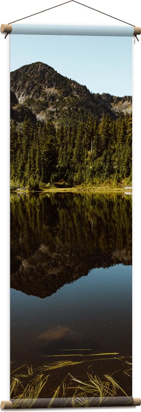 WallClassics - Textielposter - Groene Berg aan het Water - 40x120 cm Foto op Textiel