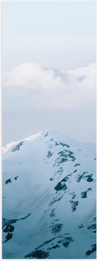 WallClassics - Poster (Mat) - Sneeuw op Bergtop met Wolken - 20x60 cm Foto op Posterpapier met een Matte look