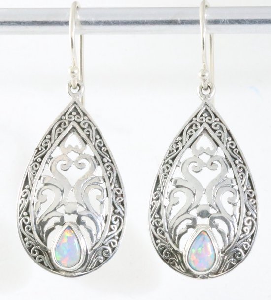 Traditionele opengewerkte zilveren oorbellen met Australische opaal