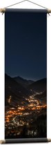 WallClassics - Textielposter - Lampjes tussen Bergen - 30x90 cm Foto op Textiel
