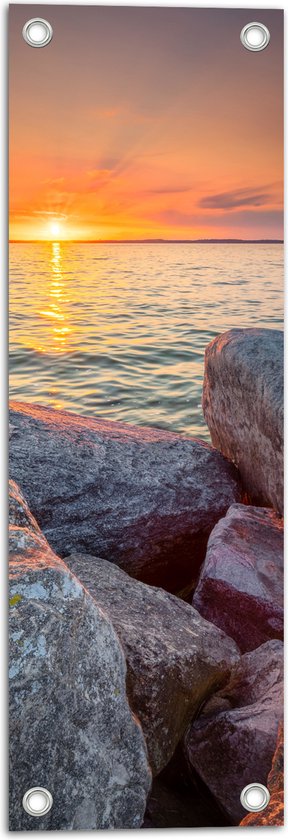 WallClassics - Tuinposter – Zon achter Water met Stenen - 20x60 cm Foto op Tuinposter  (wanddecoratie voor buiten en binnen)