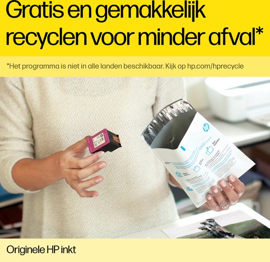 Een paar handen houdt een roze en zwarte HP inktcartridge vast naast een witte envelop met blauwe opdruk.