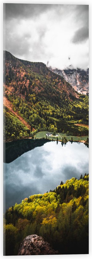 WallClassics - Acrylglas - Donkere Wolken boven Rivier in Bosgebied - 20x60 cm Foto op Acrylglas (Wanddecoratie op Acrylaat)