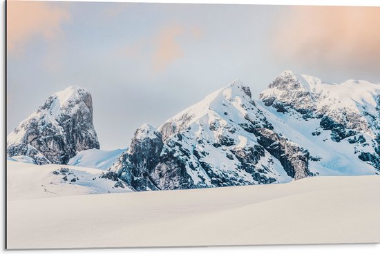 WallClassics - Dibond - Rotsen met Sneeuw - 75x50 cm Foto op Aluminium (Wanddecoratie van metaal)