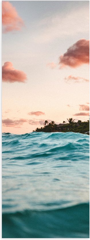 WallClassics - Poster Glanzend – wolkjes boven Zee op Vakantiebestemming - 30x90 cm Foto op Posterpapier met Glanzende Afwerking