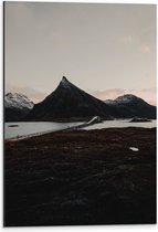 WallClassics - Dibond - Puntige Berg in Landschap - 40x60 cm Foto op Aluminium (Met Ophangsysteem)