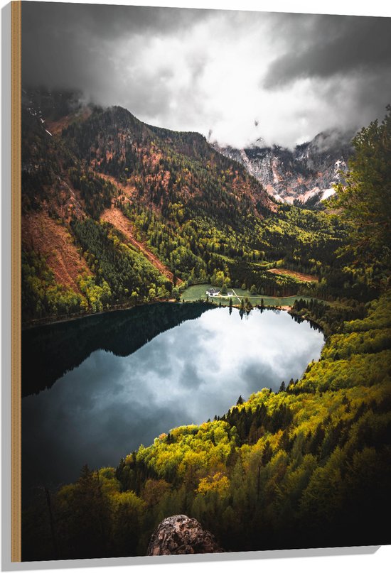 WallClassics - Hout - Donkere Wolken boven Rivier in Bosgebied - 70x105 cm - 12 mm dik - Foto op Hout (Met Ophangsysteem)