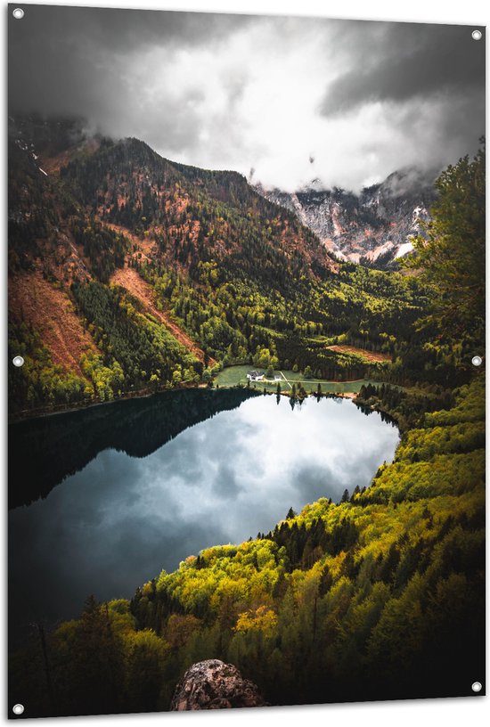 WallClassics - Tuinposter – Donkere Wolken boven Rivier in Bosgebied - 100x150 cm Foto op Tuinposter  (wanddecoratie voor buiten en binnen)