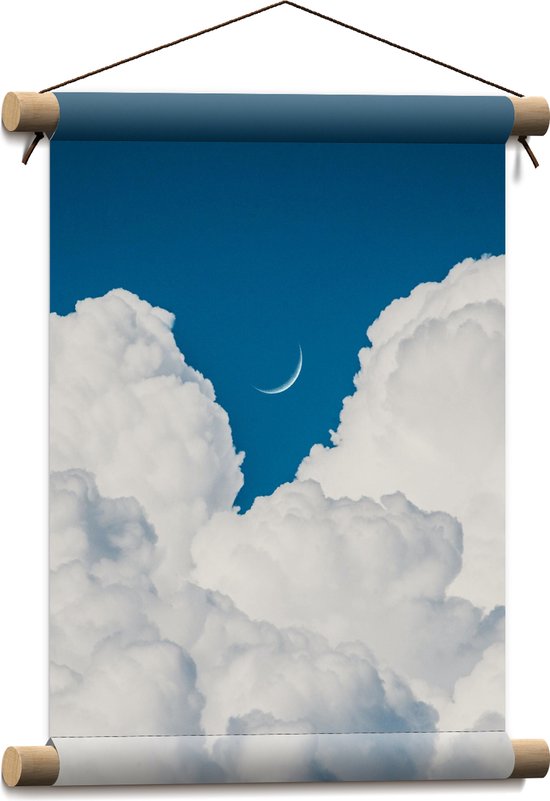 WallClassics - Textielposter - Smalle Maan bij Wolken Overdag - 30x40 cm Foto op Textiel