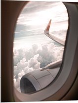 WallClassics - Acrylglas - Uitzicht vanuit Vliegtuigraam op Vliegtuigvleugel bij Wolkenveld - 60x80 cm Foto op Acrylglas (Met Ophangsysteem)