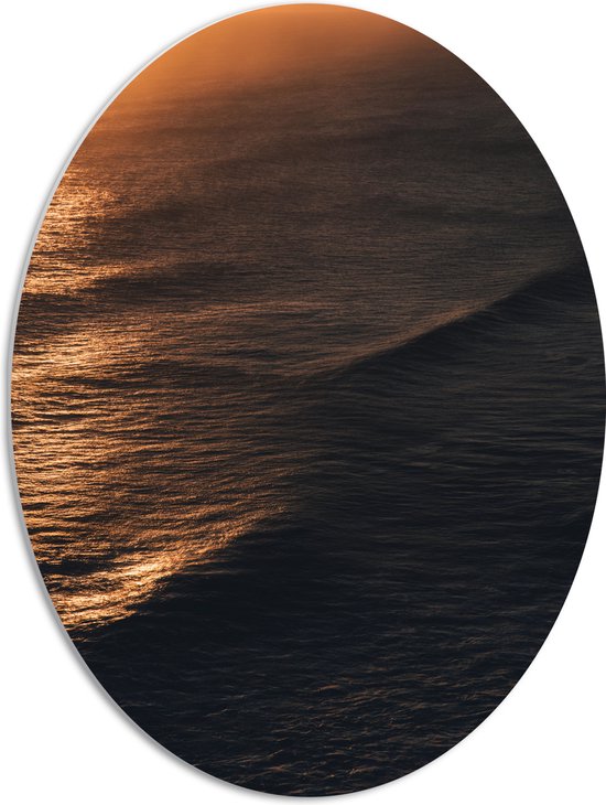 PVC Schuimplaat Ovaal - Zonnestralen over Kalme Golven op Zee - 51x68 cm Foto op Ovaal (Met Ophangsysteem)