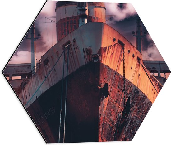 WallClassics - Dibond Hexagon - Voorkant van Vrachtschip - 50x43.5 cm Foto op Hexagon (Met Ophangsysteem)