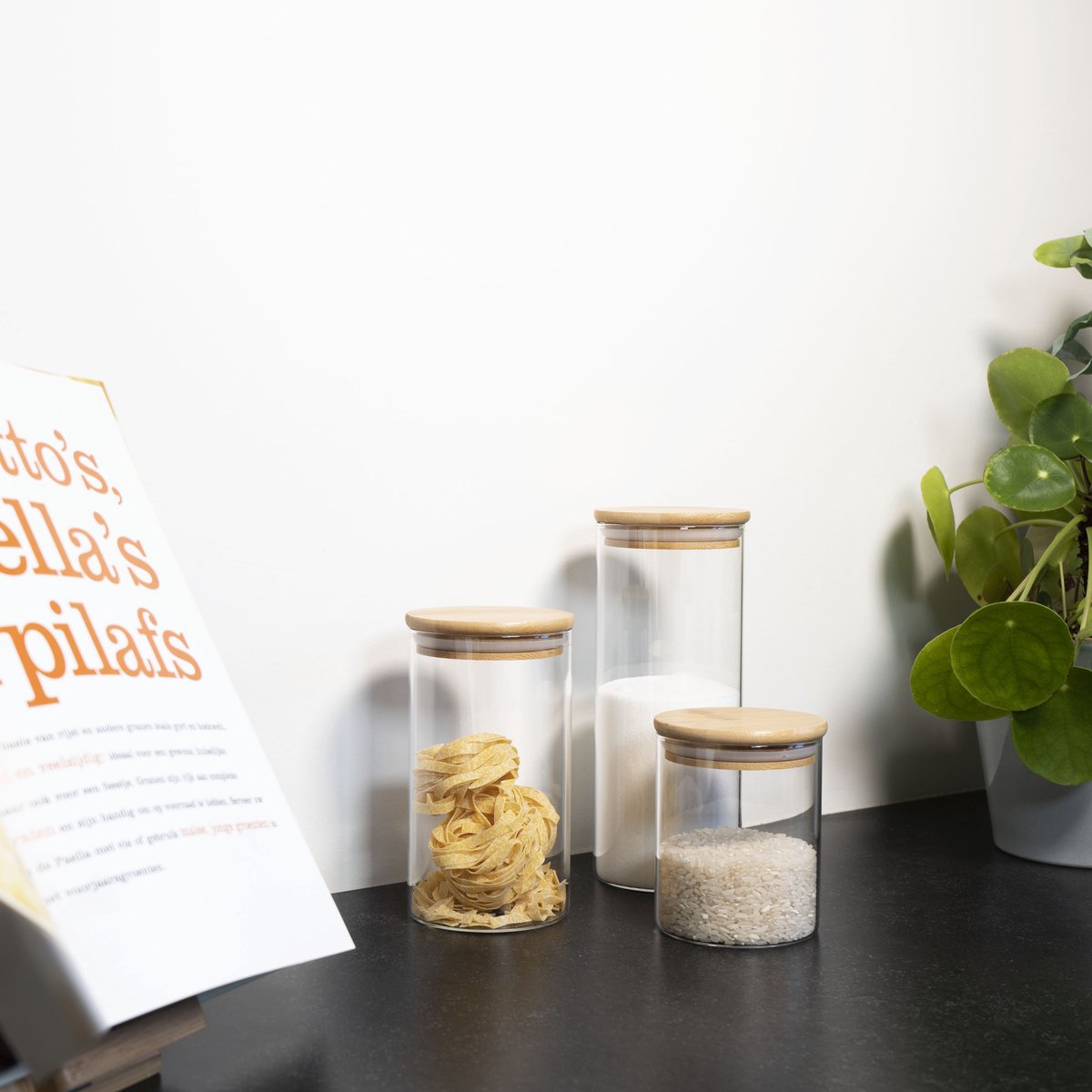 Krumble Voorraadpotten - Set van 3 - 500 ml per pot - Met deksel - Suikerpotten - Snoeppotten - Glazen potten - Voorraadbussen - Bewaarpot - 3-delig - Opbergen en bewaren - Luchtdicht - Glas - Hout - 9 x 9 x 11 cm — cadeau in Wonen & Interieur - foto 5