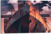 WallClassics - Dibond - Voorkant van Vrachtschip - 75x50 cm Foto op Aluminium (Met Ophangsysteem)