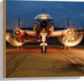 WallClassics - Hout - Vooraanzicht van Vliegtuig in de Avond - 50x50 cm - 9 mm dik - Foto op Hout (Met Ophangsysteem)