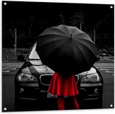 WallClassics - Tuinposter – Vrouw in Rood bij Zwarte Auto met Paraplu - 100x100 cm Foto op Tuinposter (wanddecoratie voor buiten en binnen)