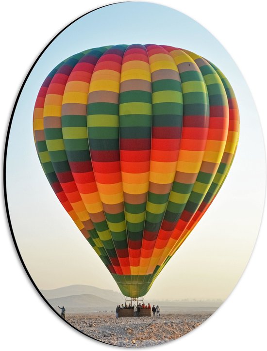 WallClassics - Dibond Ovaal - Meerkleurige Luchtballon Geland op Woestijn - 30x40 cm Foto op Ovaal (Met Ophangsysteem)