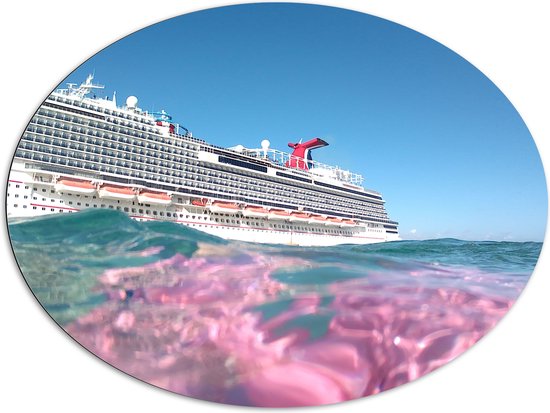 WallClassics - Dibond Ovaal - Uitzicht op Grote Cruise vanuit de Zee - 108x81 cm Foto op Ovaal (Met Ophangsysteem)