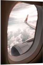 WallClassics - Acrylglas - Uitzicht vanuit Vliegtuigraam op Vliegtuigvleugel bij Wolkenveld - 70x105 cm Foto op Acrylglas (Met Ophangsysteem)
