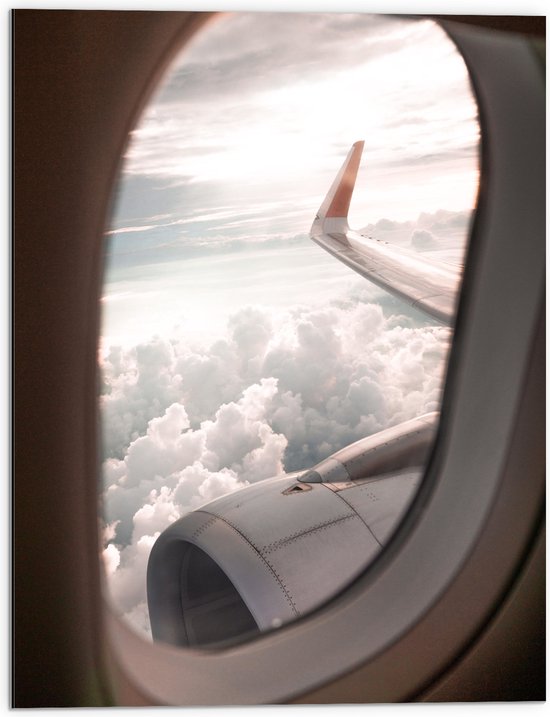WallClassics - Dibond - Uitzicht vanuit Vliegtuigraam op Vliegtuigvleugel bij Wolkenveld - 60x80 cm Foto op Aluminium (Wanddecoratie van metaal)