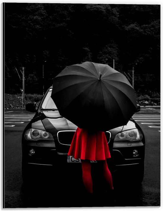 WallClassics - Dibond - Vrouw in Rood bij Zwarte Auto met Paraplu - 30x40 cm Foto op Aluminium (Wanddecoratie van metaal)