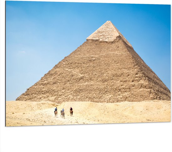 WallClassics - Dibond - Piramide in de Woestijn - 100x75 cm Foto op Aluminium (Met Ophangsysteem)