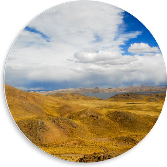 PVC Schuimplaat Muurcirkel - Geel Berglandschap onder Wolkenveld in Peru - 50x50 cm Foto op Muurcirkel (met ophangsysteem)