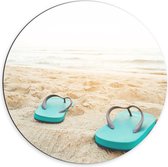 Dibond Muurcirkel - Blauw Paar Slippers op Strand aan de Zee - 70x70 cm Foto op Aluminium Muurcirkel (met ophangsysteem)