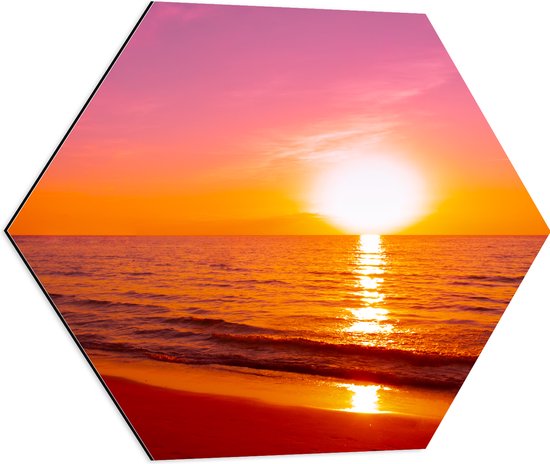 Dibond Hexagon - Feloranje Zonsondergang bij Rozekleurige Lucht boven Zeewater - 60x52.2 cm Foto op Hexagon (Met Ophangsysteem)