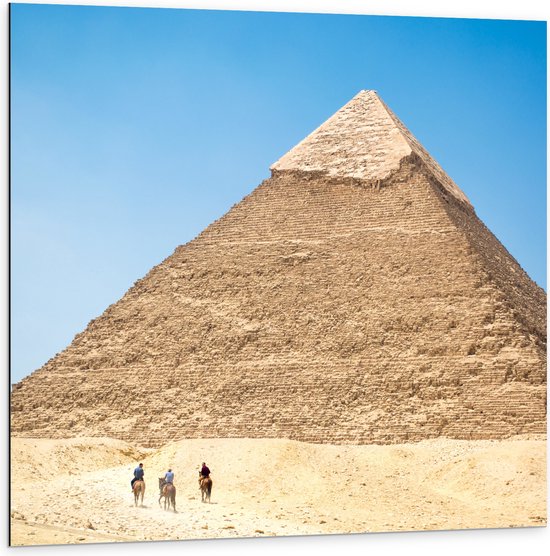 WallClassics - Dibond - Piramide in de Woestijn - 100x100 cm Foto op Aluminium (Wanddecoratie van metaal)