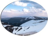 Dibond Ovaal - Ondergesneeuwde Bergen in Landschap met Zachte Bewolking - 56x42 cm Foto op Ovaal (Met Ophangsysteem)