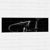 WallClassics - Muursticker - Foto van een Zwarte Fiets - 90x30 cm Foto op Muursticker