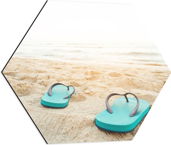 Dibond Hexagon - Blauw Paar Slippers op Strand aan de Zee - 60x52.2 cm Foto op Hexagon (Met Ophangsysteem)