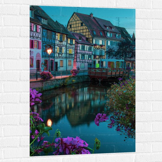 WallClassics - Muursticker - Gekleurde Huisjes aan de Gracht - 70x105 cm Foto op Muursticker
