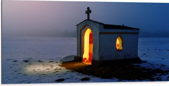 WallClassics - Dibond - Kapelletje tussen de Sneeuw - Polen - 100x50 cm Foto op Aluminium (Met Ophangsysteem)