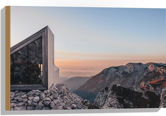 WallClassics - Hout - Gebouw op top van een Berg - 60x40 cm - 9 mm dik - Foto op Hout (Met Ophangsysteem)